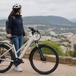 Les vélos électriques légers séduisent de plus en plus de cyclistes : avantages et limites