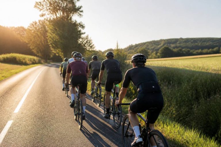 Les bénéfices du vélo de route en groupe pour progresser