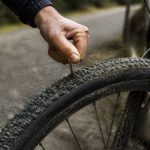 Pourquoi les pneus tubeless transforment la pratique du gravel