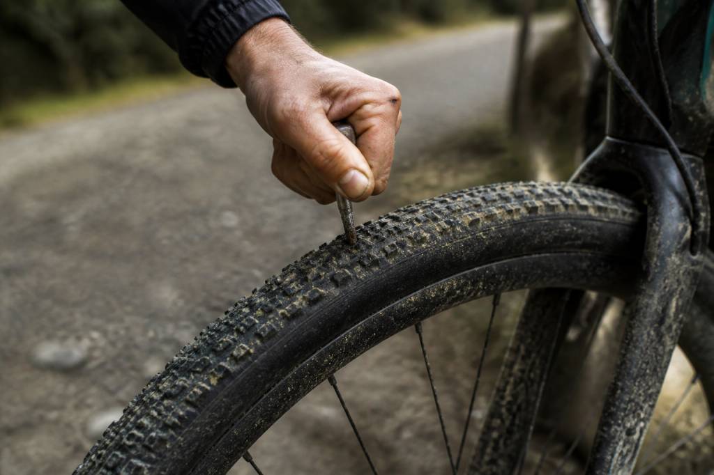 Pourquoi les pneus tubeless transforment la pratique du gravel